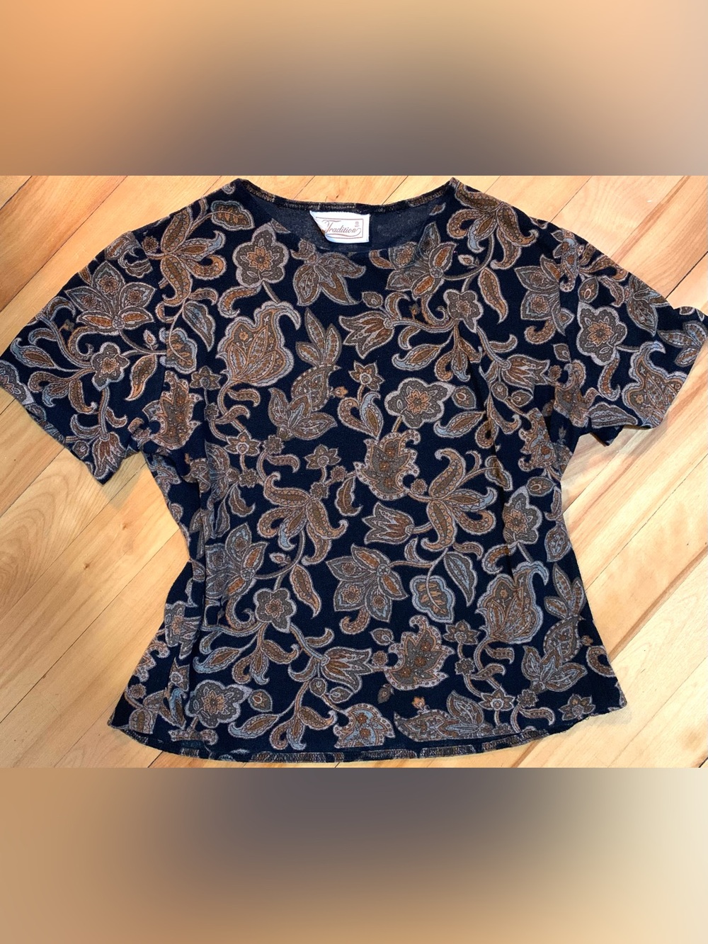 Beautiful vintage tee with paisley like pattern